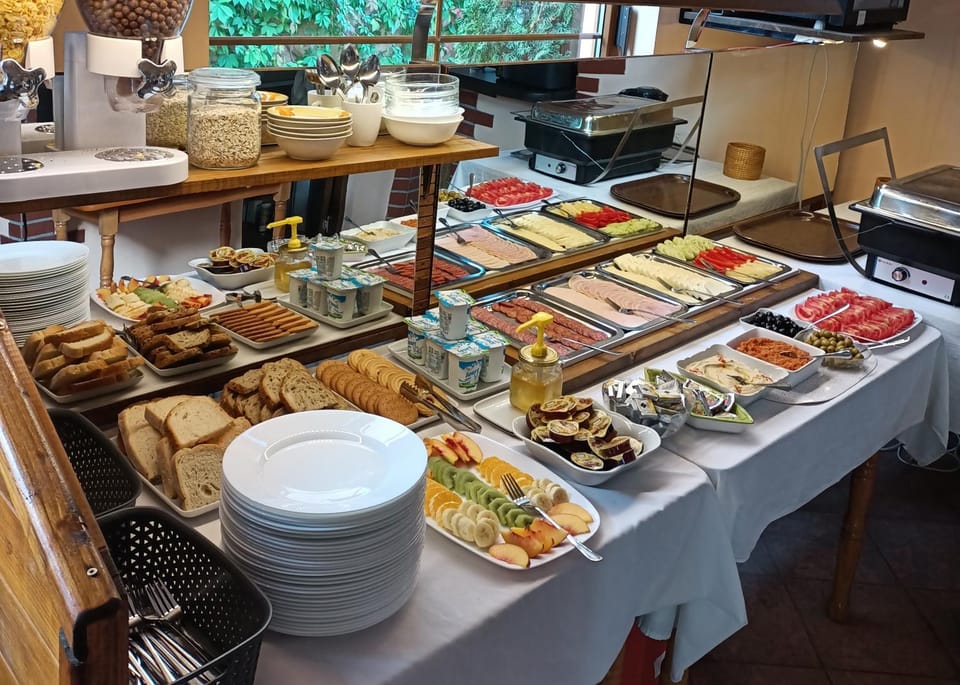 Property building, Restaurant/places to eat, Breakfast