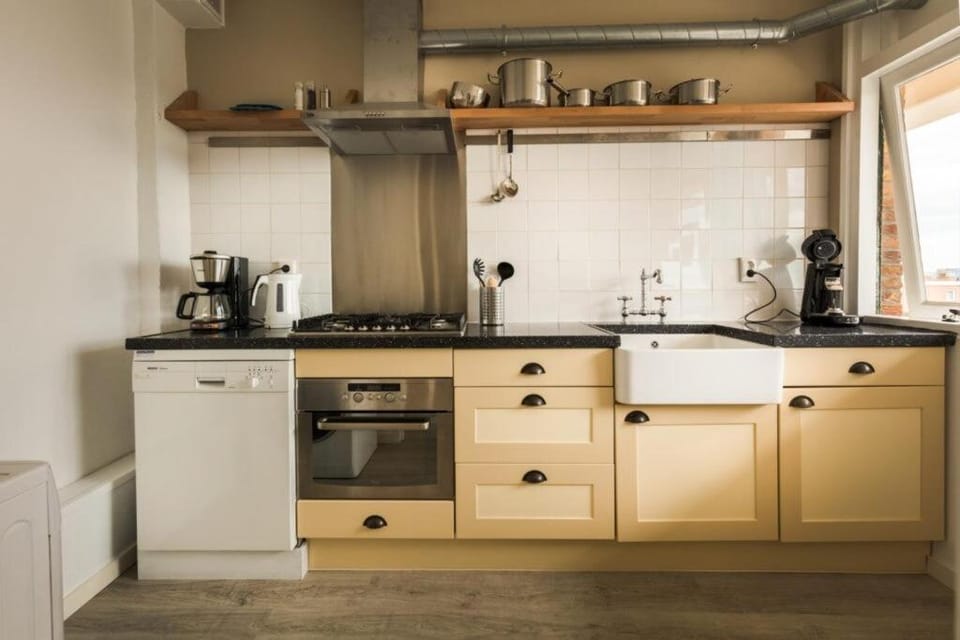Coffee/tea facilities, Kitchen or kitchenette, dishwasher, stove, toaster