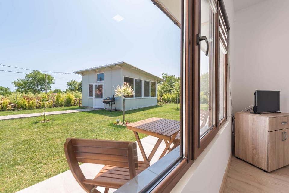 Property building, Patio, Communal lounge/ TV room, Spring, Day, Garden, TV and multimedia, Evening entertainment, Garden view