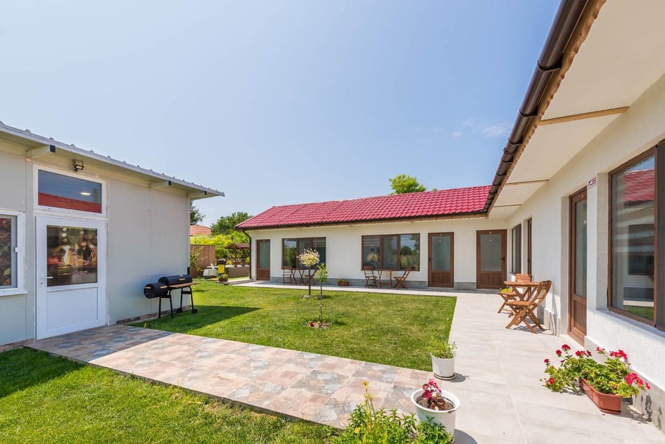 Property building, Patio, Spring, Day, Garden, Garden view