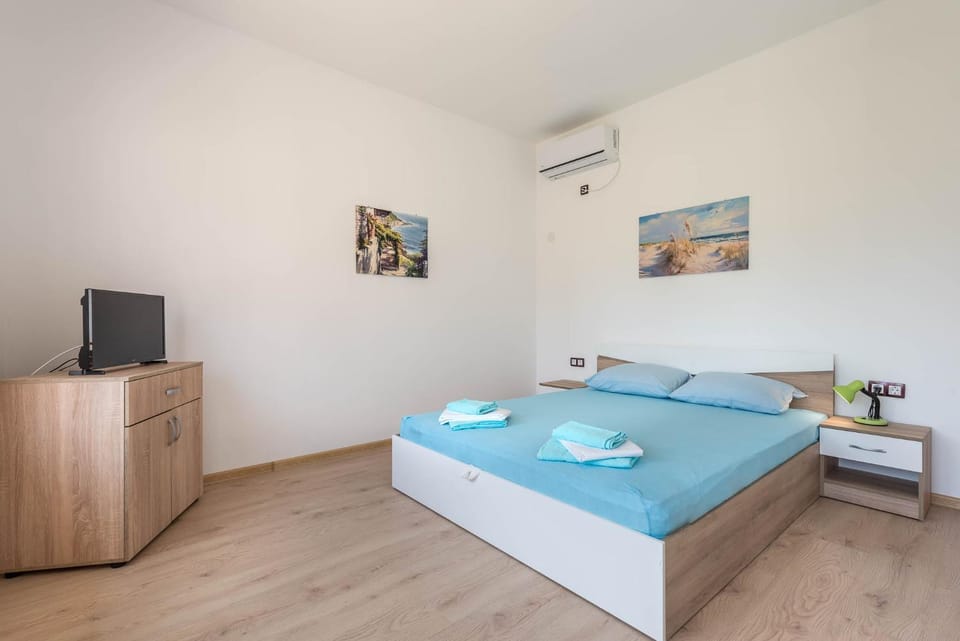 Bed, TV and multimedia, Photo of the whole room, Evening entertainment, Bedroom, towels, air conditioner