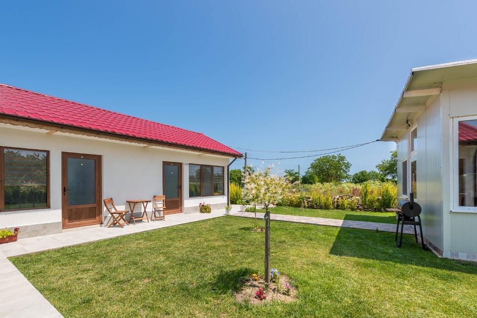 Property building, Patio, Spring, Day, Natural landscape, Garden, Garden view