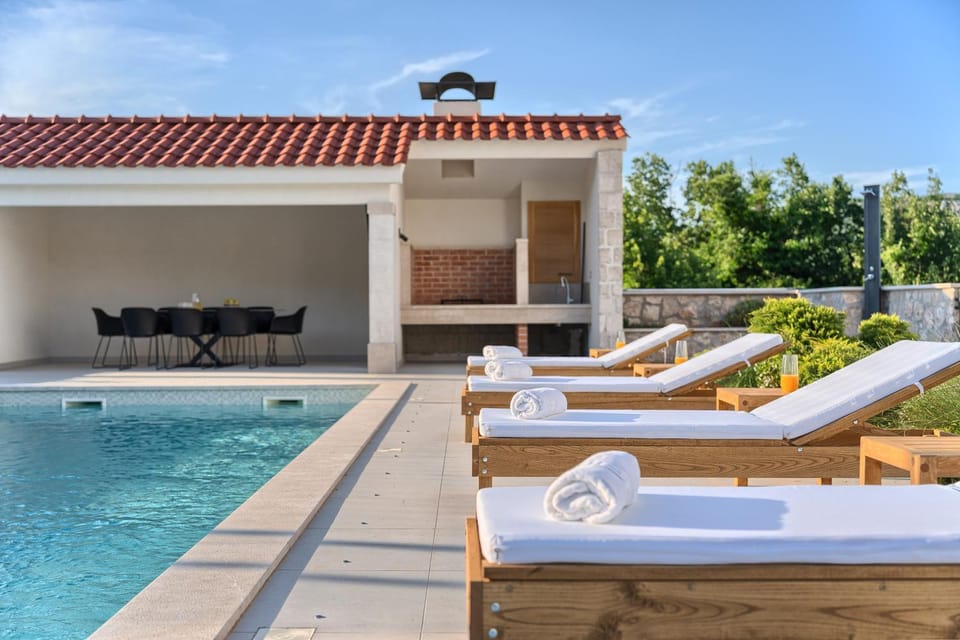 Patio, Day, Natural landscape, BBQ facilities, Swimming pool, sunbed