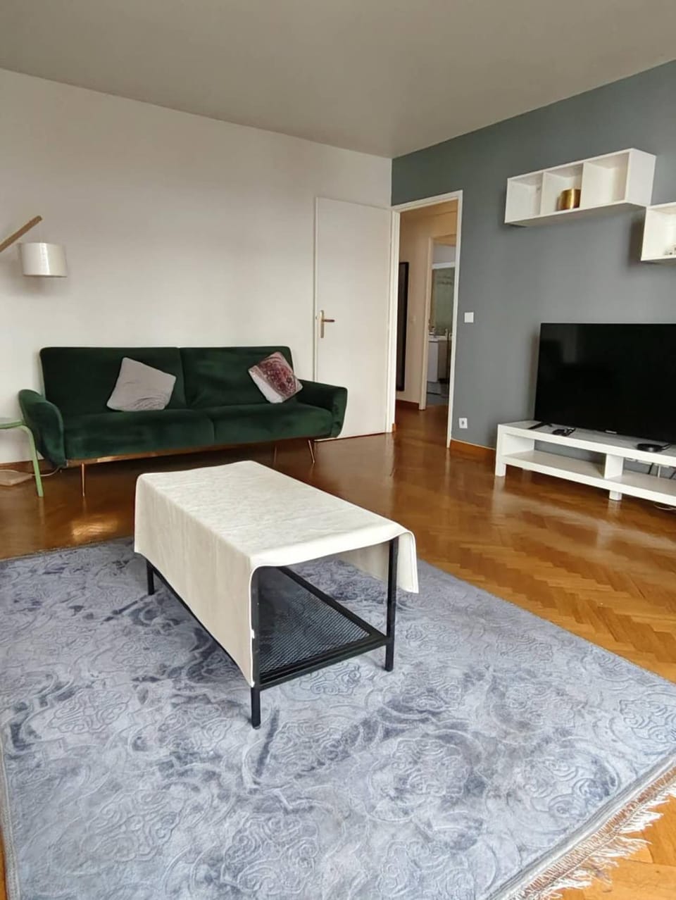 2BR and salon, La Défense, Parking Apartment in Courbevoie