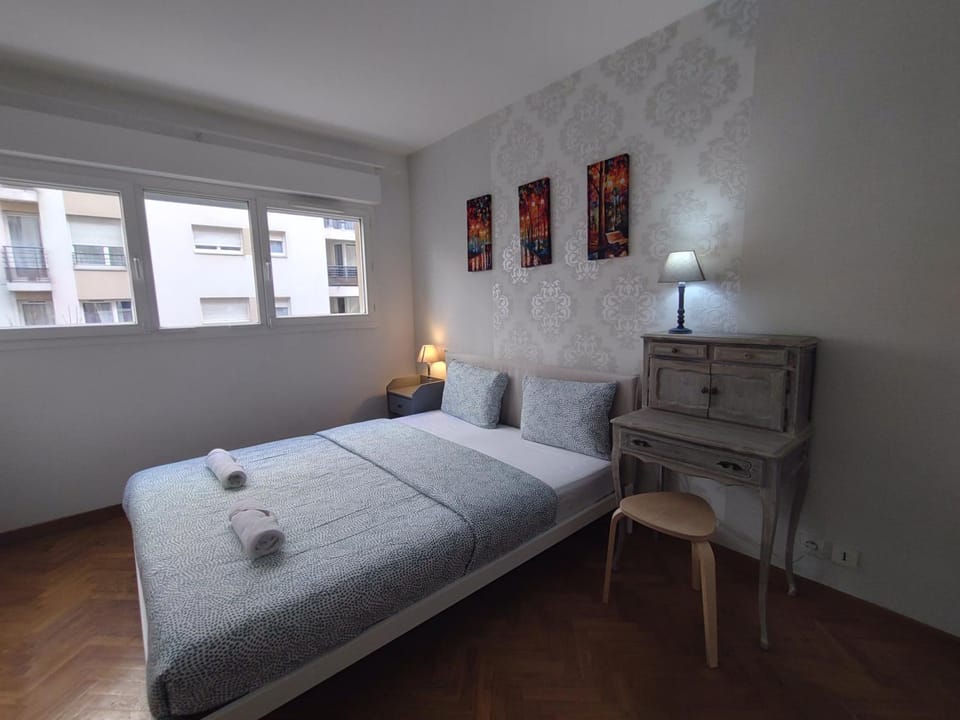 2BR and salon, La Défense, Parking Apartment in Courbevoie