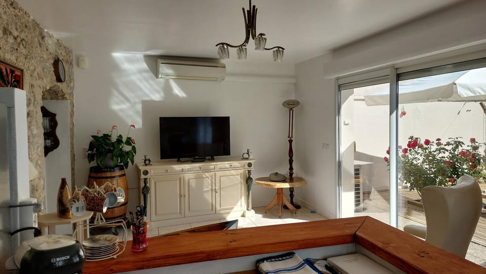 TV and multimedia, Living room, air conditioner