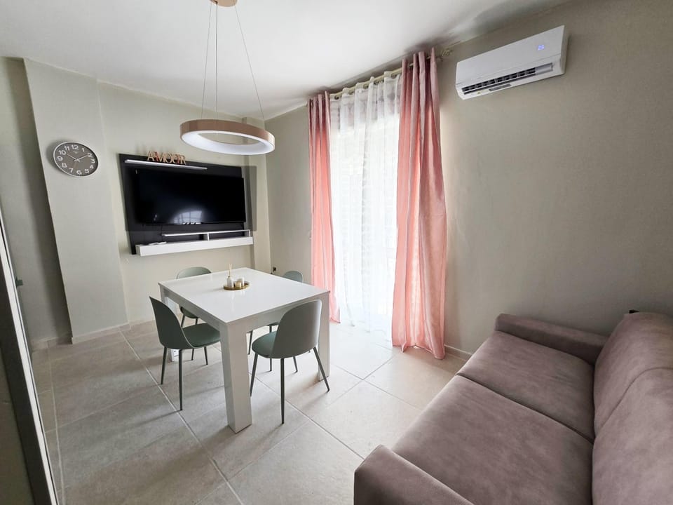 TV and multimedia, Living room, Seating area, Dining area, air conditioner