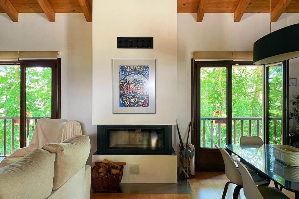 Dining area, fireplace