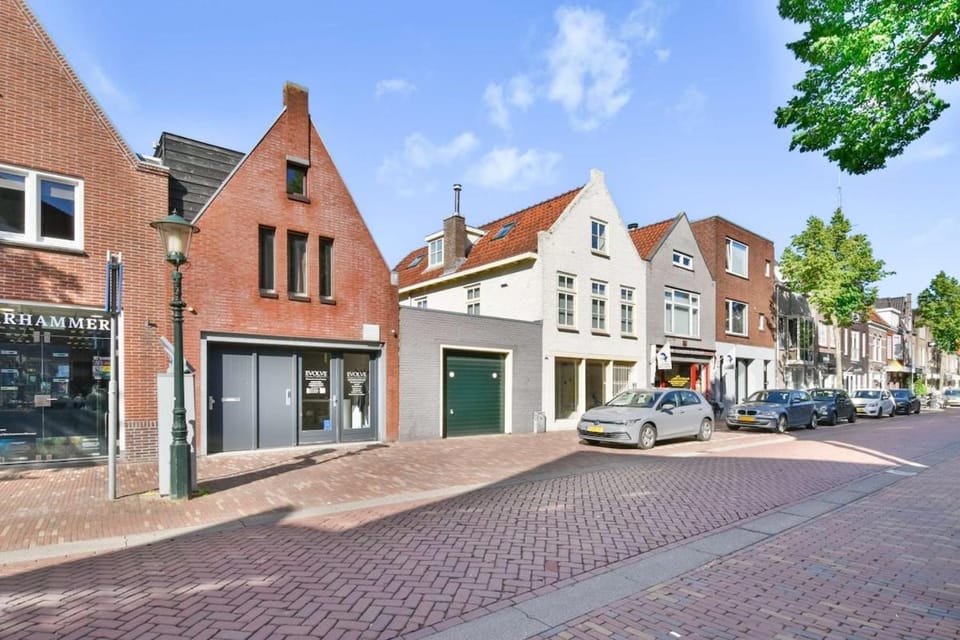 Property building, Day, Neighbourhood, City view, Street view
