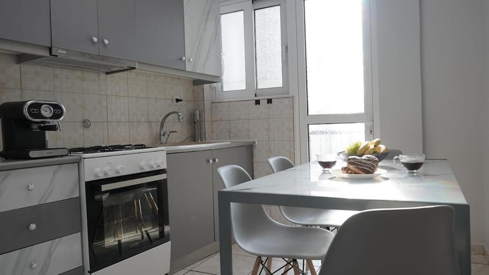 Coffee/tea facilities, Dining area, stove, kitchen