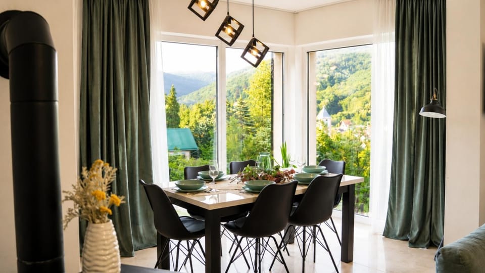 View (from property/room), Dining area, Garden view, Landmark view, Mountain view