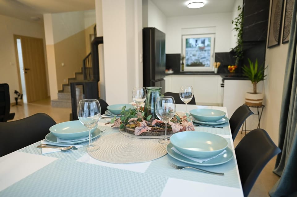 Food and drinks, Seating area, Dining area, Food