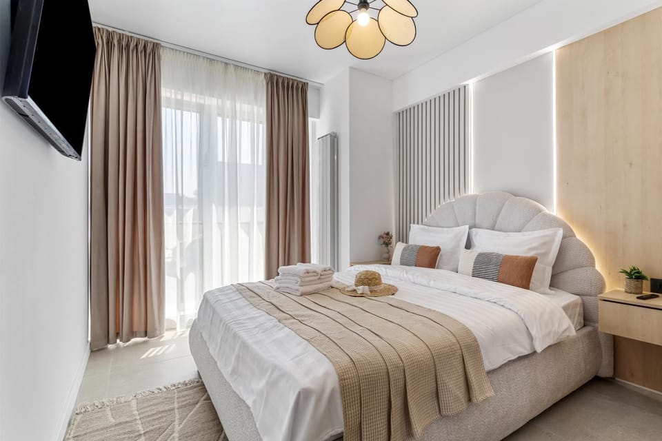 Bed, TV and multimedia, Photo of the whole room, Bedroom, towels