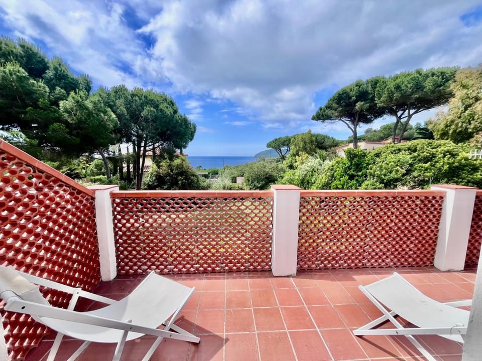 View (from property/room), Balcony/Terrace, sunbed