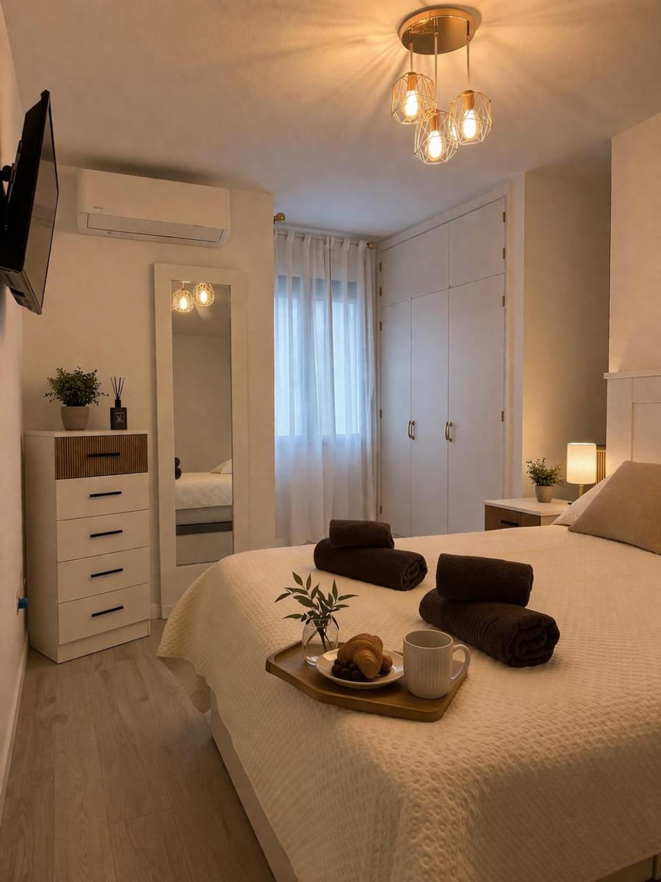 Bed, TV and multimedia, Photo of the whole room, Bedroom, towels