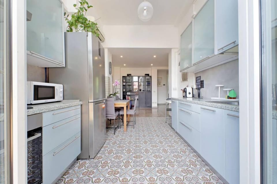 Kitchen or kitchenette, Dining area, oven