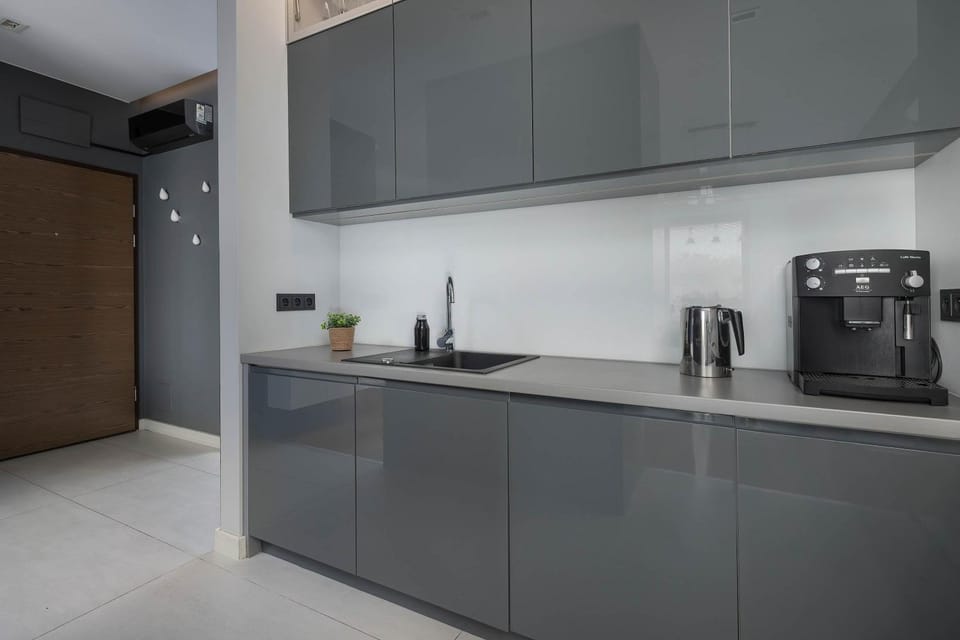 Coffee/tea facilities, Kitchen or kitchenette, stove