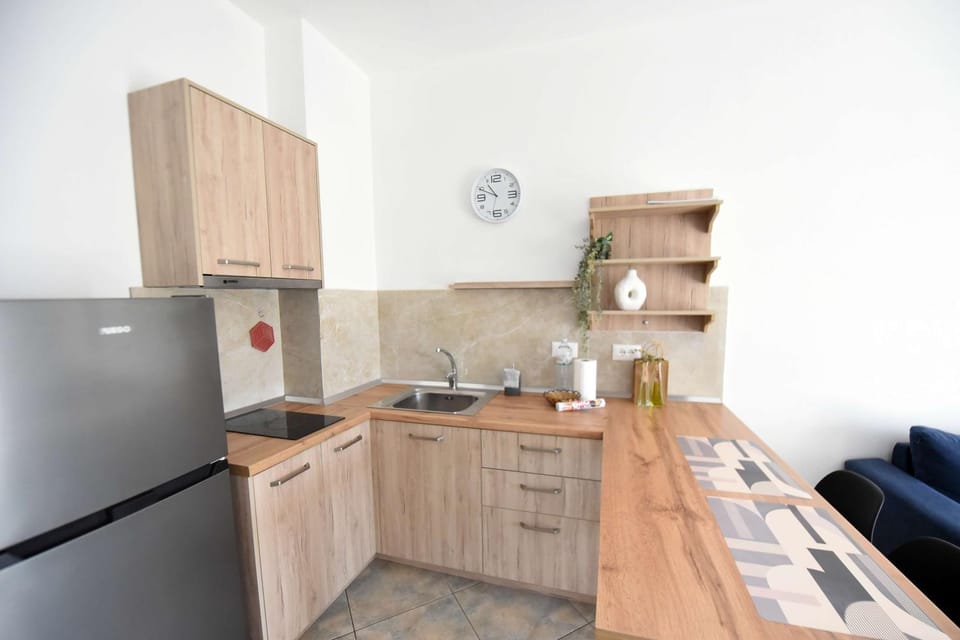 Kitchen or kitchenette, minibar