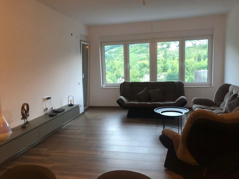 TV and multimedia, Living room, Seating area, internet