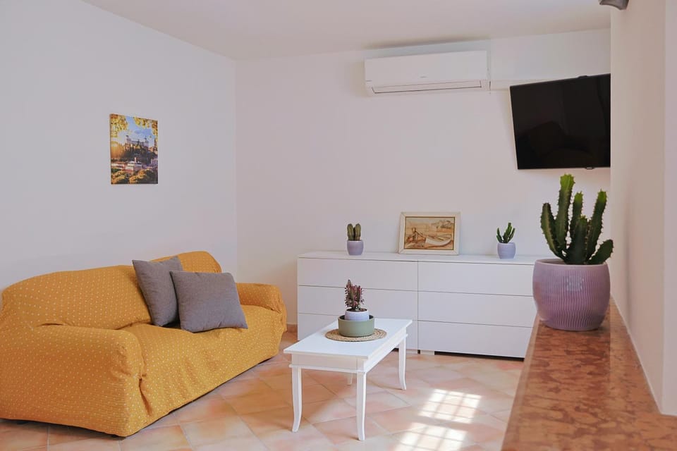 TV and multimedia, Living room, Seating area, air conditioner