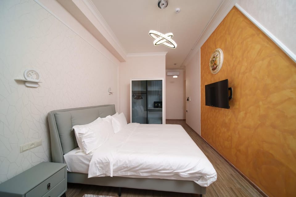Bed, TV and multimedia, Bedroom, wardrobe
