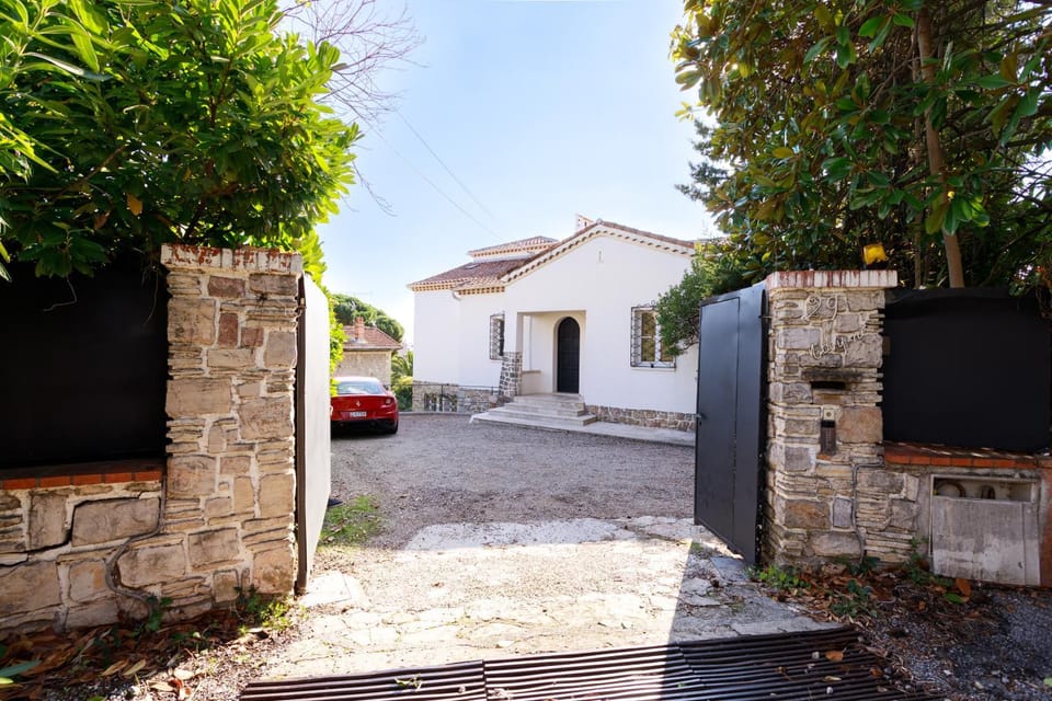 Grande villa proche plage vue îles, baie de Cannes Villa in Cannes