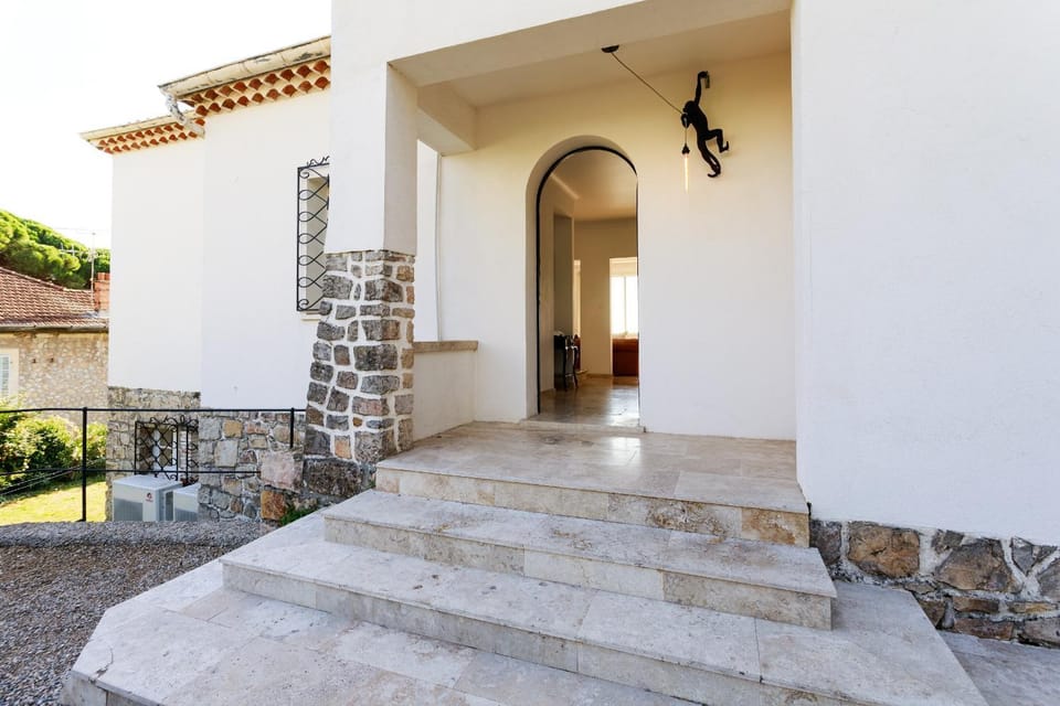 Grande villa proche plage vue îles, baie de Cannes Villa in Cannes