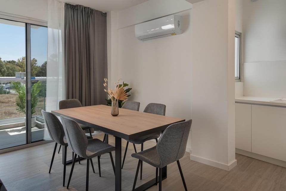 Living room, Seating area, Dining area, air conditioner