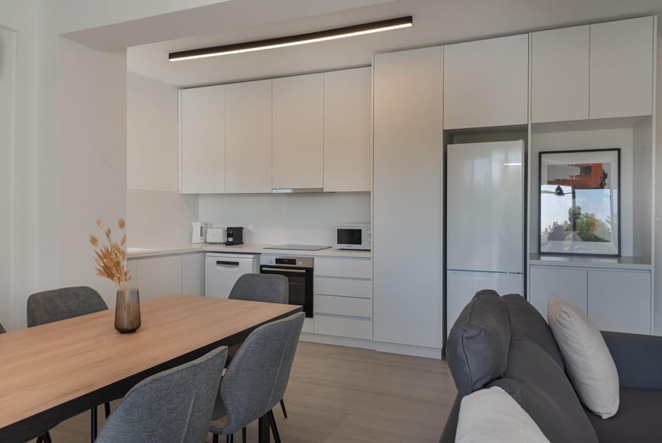 Kitchen or kitchenette, Seating area, Dining area, oven, stove, toaster