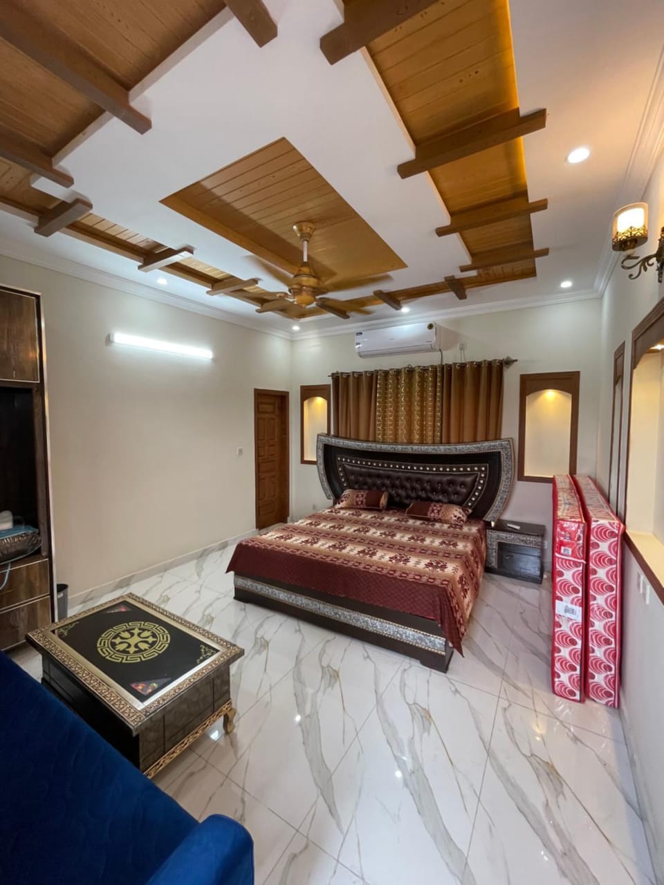 Bed, TV and multimedia, Photo of the whole room, Seating area, Bedroom