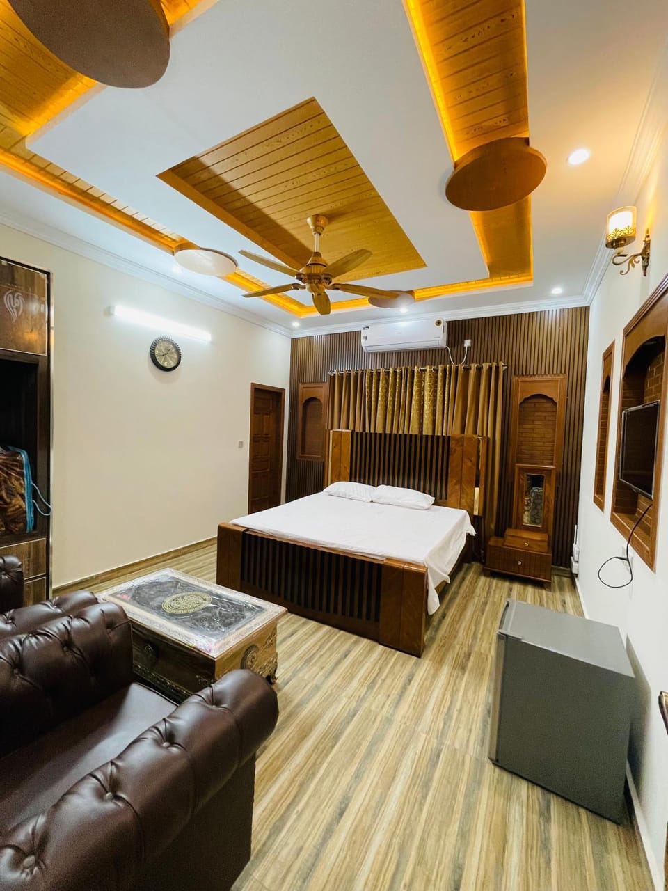 Bed, TV and multimedia, Photo of the whole room, Seating area, Bedroom