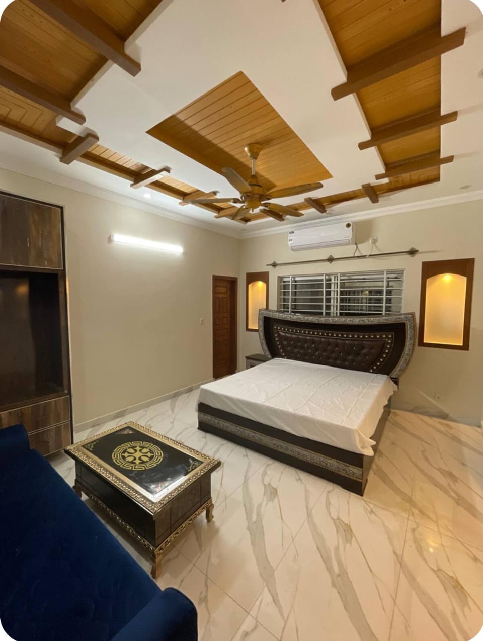 Bed, Photo of the whole room, Seating area, Bedroom