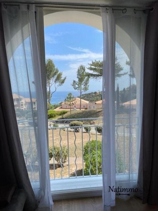 Cap Esterel, T2 pour 4 voyageurs, vue mer, parking et piscine Apartment in Saint-Raphael