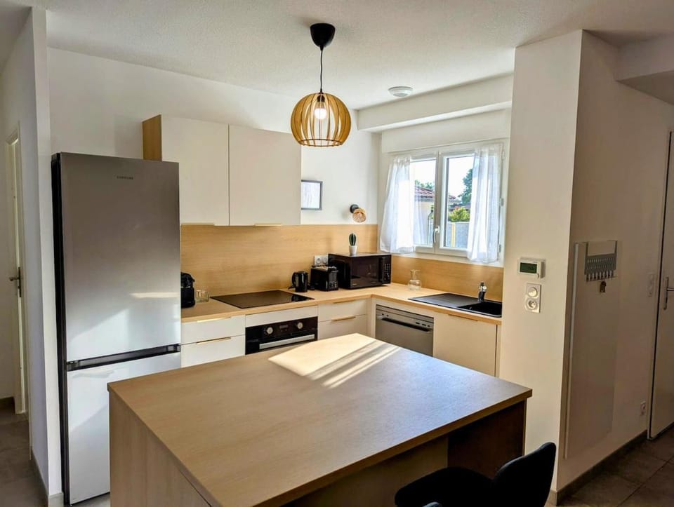 Kitchen or kitchenette, Dining area, oven, stove