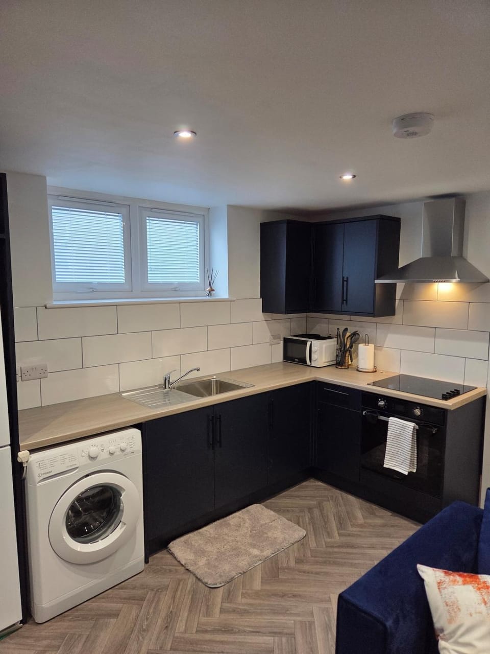 Kitchen or kitchenette, washing machine