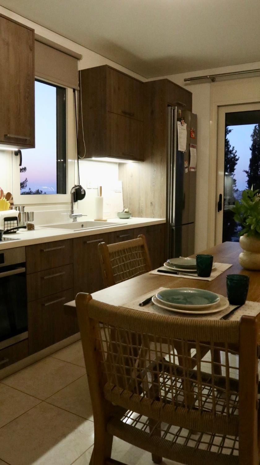 Dining area, kitchen