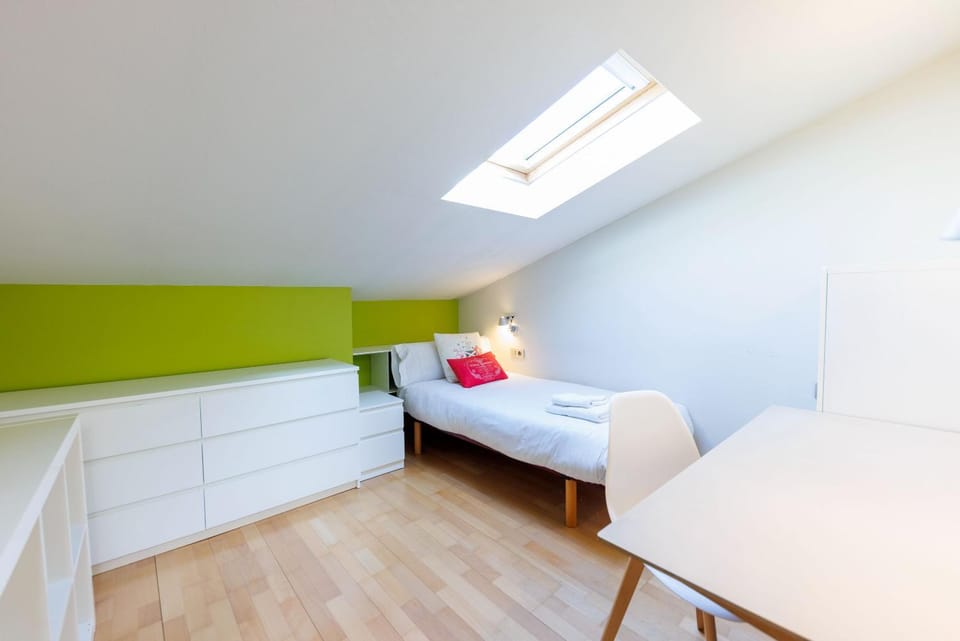 Bed, Photo of the whole room, Bedroom