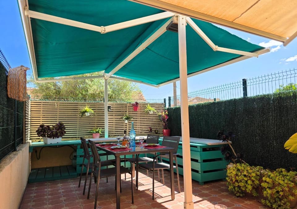 Patio, Day, Dining area