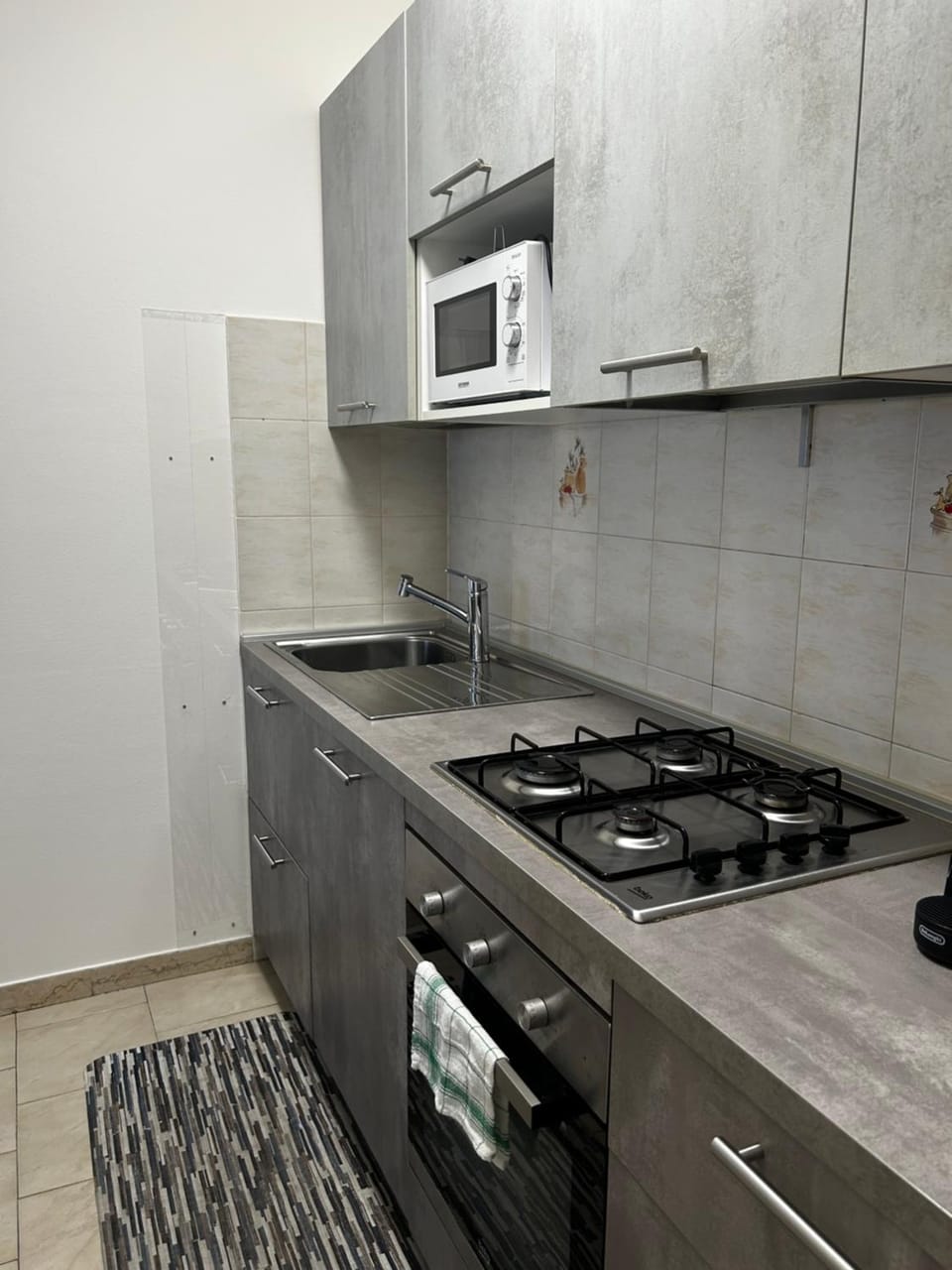 Kitchen or kitchenette, dishwasher, stove