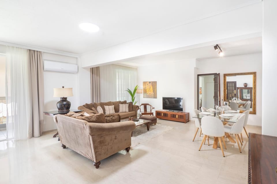 TV and multimedia, Living room, Seating area, Dining area, air conditioner