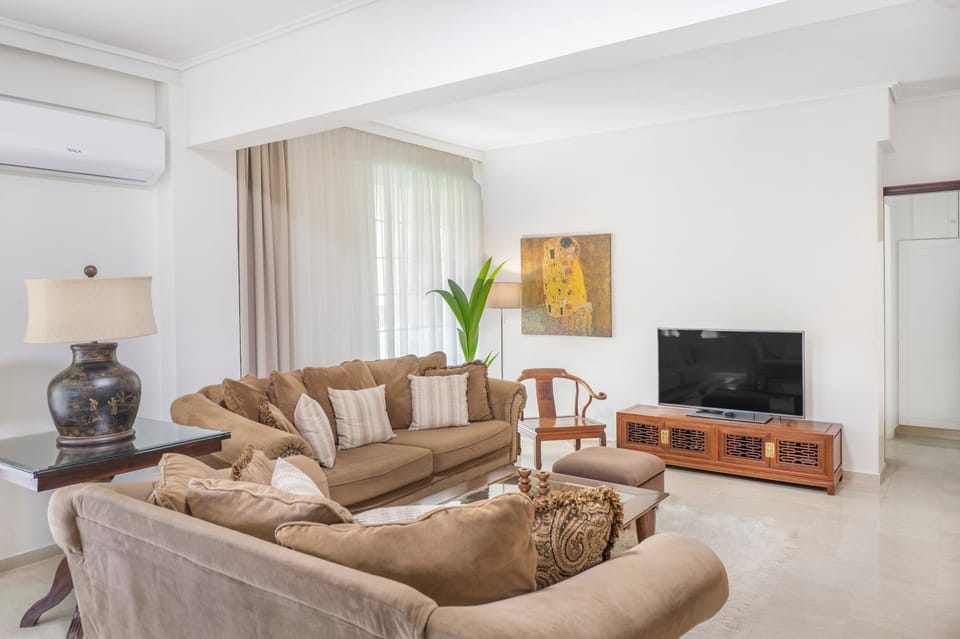 TV and multimedia, Living room, Seating area, air conditioner