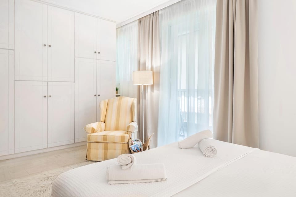 Bed, Photo of the whole room, towels