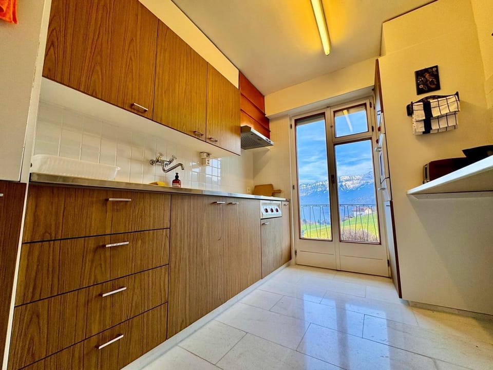 Vintage Lake View Villa with Outdoor Pool Bed and Breakfast in Canton of Bern (Region)