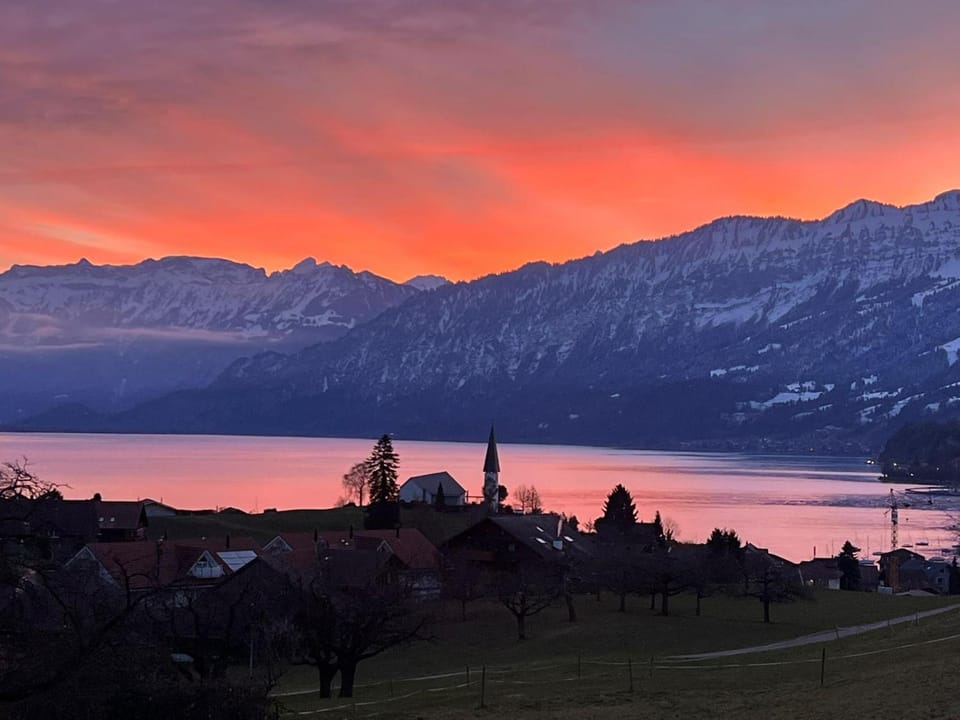 Vintage Lake View Villa with Outdoor Pool Bed and Breakfast in Canton of Bern (Region)