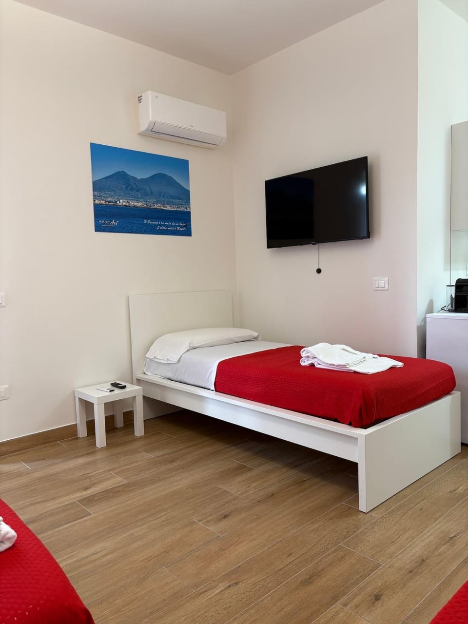 Bed, Photo of the whole room, Bedroom, air conditioner