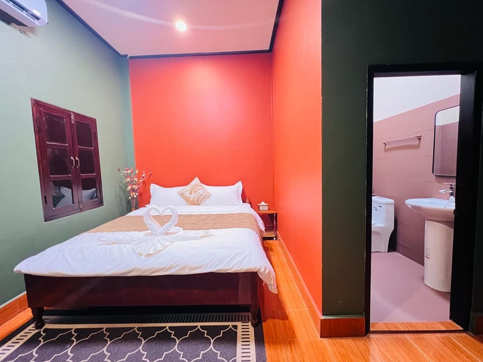Toilet, Bed, Bathroom, Photo of the whole room, Bedroom, towels