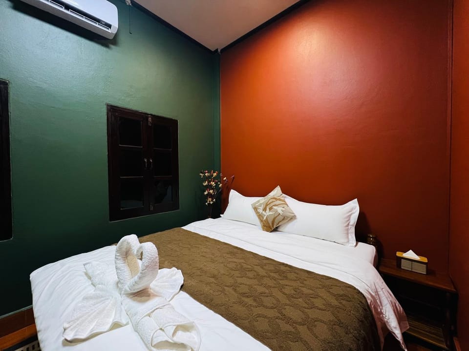 Bed, TV and multimedia, Photo of the whole room, Bedroom, towels, air conditioner