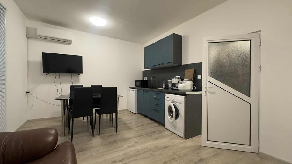 TV and multimedia, Kitchen or kitchenette, Living room, Seating area, Dining area, washing machine, kitchen