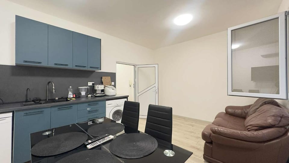 Kitchen or kitchenette, Living room, Seating area, Dining area, washing machine, kitchen