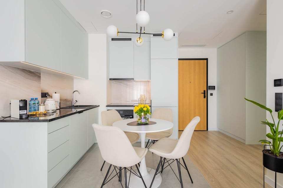 Coffee/tea facilities, Kitchen or kitchenette, oven, stove